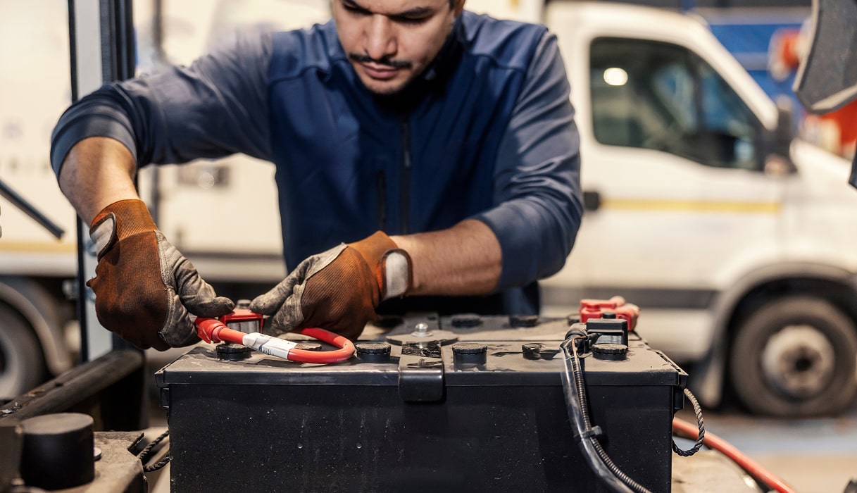 Wymiana akumulatora w ciężarówce w Niemczech — dojazd na parking 24/7 Wymiana akumulatora w ciężarówce w Niemczech — dojazd na parking 24/7