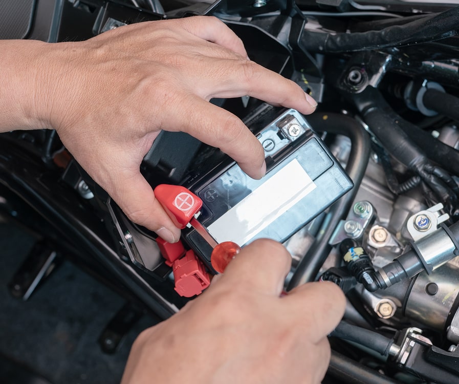 Wymiana akumulatora w ciężarówce w Niemczech — dojazd na parking 24/7 Wymiana akumulatora w ciężarówce w Niemczech — dojazd na parking 24/7