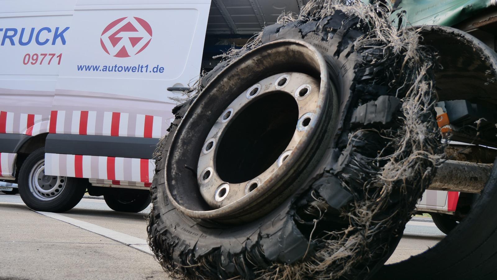 Defekter Lkw-Reifen vor dem Austausch Defekter Lkw-Reifen vor dem Austausch