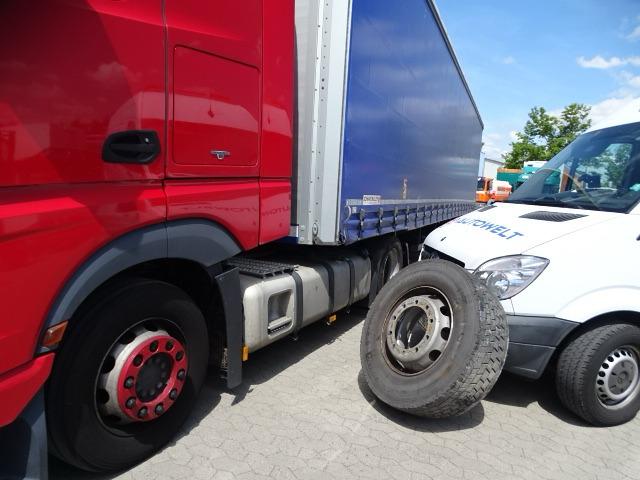 Radwechsel am Lkw direkt am Standort Radwechsel am Lkw direkt am Standort