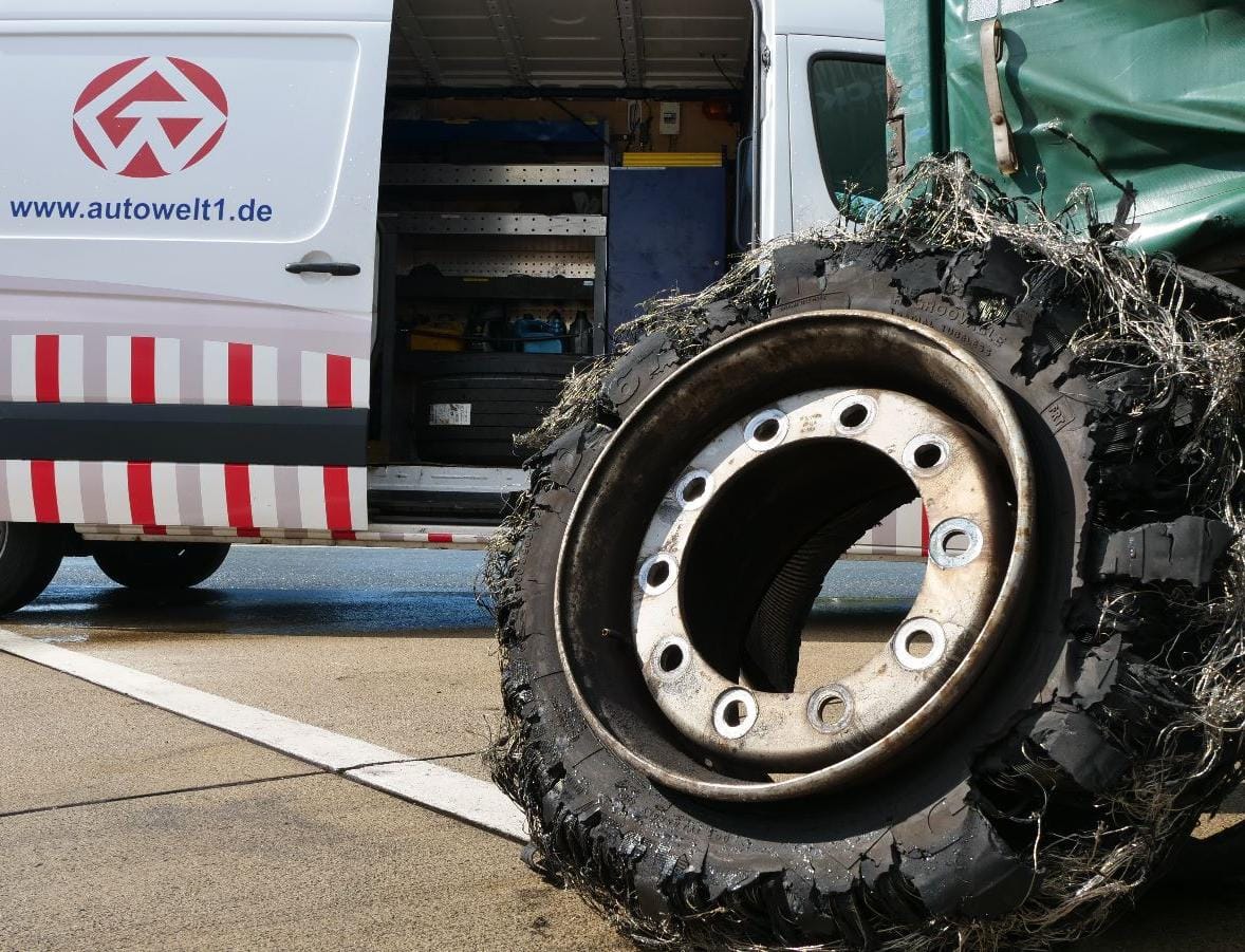 Zerstörter Lkw-Reifen nach einer Reifenpanne Zerstörter Lkw-Reifen nach einer Reifenpanne