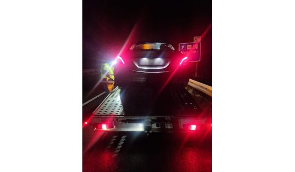 In Ardagger Markt 3321- Abschleppdienst für einen PKW. Effizienter Service für Autofahrer in der Nähe der Straßen S33 und S34.