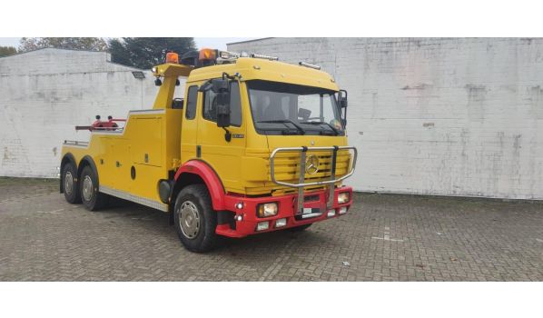 LKW-Abschlepp in Bad Vöslau 2540 in der Nähe der Autobahn A2. Schnelle Hilfe bei Pannen auf einer wichtigen Strecke.