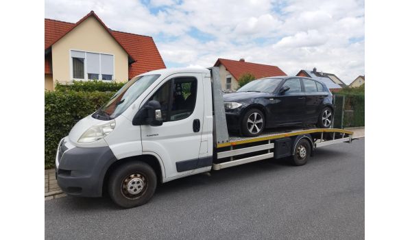 In Wien-Liesing 1230- Abschleppdienst für einen PKW. Effizienter Service für Autofahrer in der Nähe der Straßen S1, S2, S4, B227 und B14.