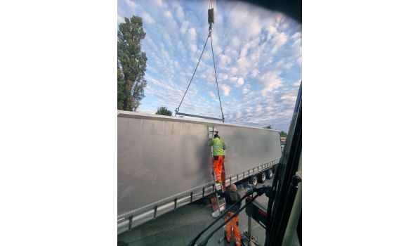 Pomoc drogowa dla ciężarówek w Glanerbrug, 7511 w pobliżu autostrady A1. Szybka pomoc w przypadku awarii na ważnej trasie.