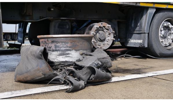 86-005 Białe Błota, wulkanizacja naczepy o rozmiarze 385/65 R22.5 na parkingu