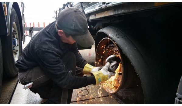 41-703 Ruda Śląska, wymiana opony w naczepie o rozmiarze 435/50 R22.5 na parkingu