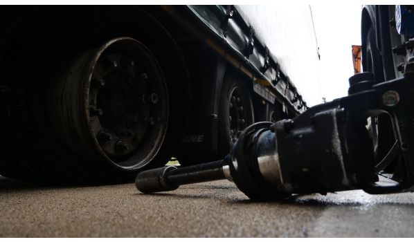 58-370 Mieroszów, wymiana opony w naczepie o rozmiarze 435/50 R22.5 przy krawędzi drogi