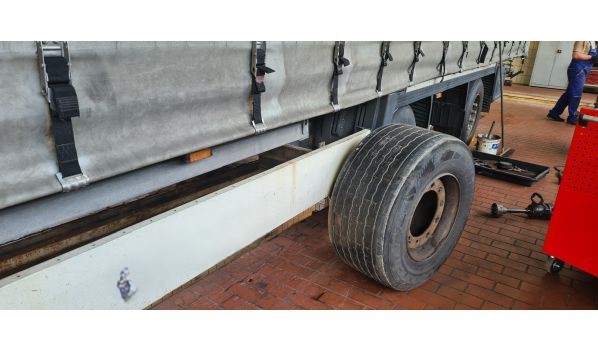 36-020 Tyczyn, wymiana opony w naczepie o rozmiarze 385/65 R22.5 na parkingu