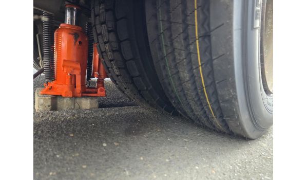 62-810 Koźminek, wymiana opony w ciężarówce o rozmiarze 375/90 R22.5 na pasie awaryjnym