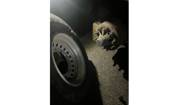 47-230 Cisowa, wymiana opony w ciężarówce na pasie awaryjnym o rozmiarze 375/90 R22.5