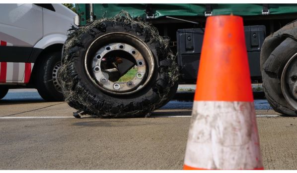 63-400 Ostrów Wielkopolski, wymiana opony w naczepie typu trailer o rozmiarze 385/55 R22.5 na pasie awaryjnym