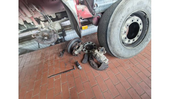 09-100 Gostynin, wymiana opony w naczepie o rozmiarze 385/55 R22.5 na parkingu