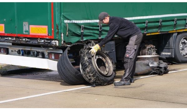 63-400 Ostrów Wielkopolski, wulkanizacja ciężarówki o rozmiarze 315/75 R22.5 na parkingu