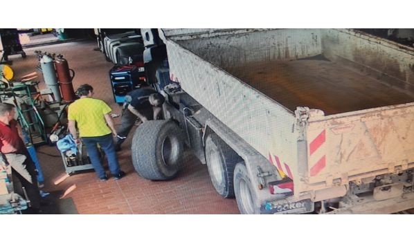 16-401 Suwałki, wulkanizacja ciężarówki na parkingu o rozmiarze 315/75 R22.5