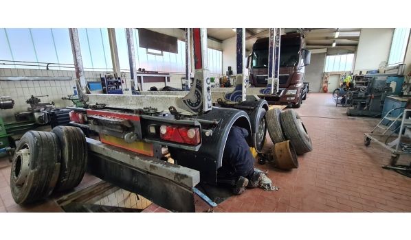 95326 Kulmbach, Wymiana opony przyczepy w rozmiarze 245/70R 17,5 przy drodze