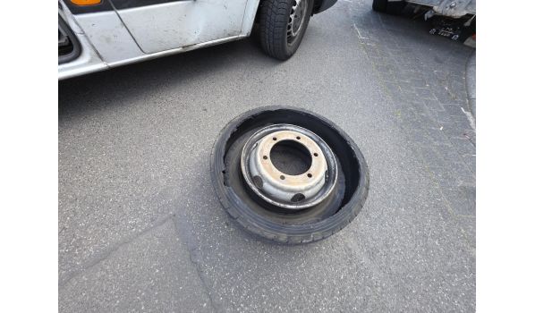 46562 Vörde, Wymiana opony i felgi w przyczepie po przegrzaniu