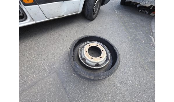 61137 Schöneck, mobilny serwis opon dla ciężarówki na pasie awaryjnym