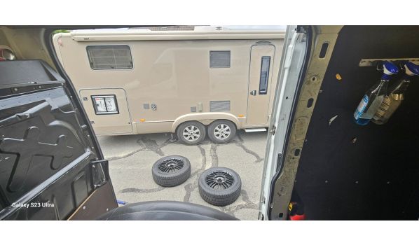 48455 Bad Bentheim, Wymiana opony w naczepie niskopodwoziowej na parkingu