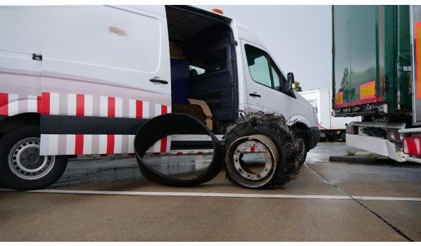 31008 Elze, Wymiana opony przyczepy na parkingu