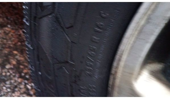 31552 Rodenberg, mobilny serwis opon z przebitą oponą na parkingu supermarketu