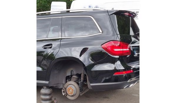 89129 Nerenstetten, mobilny serwis opon z przebitą oponą na parkingu supermarketu