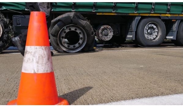 40789 Monheim am Rhein, Wymiana opony ciężarówki na poboczu