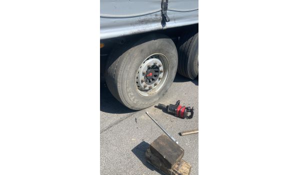 41569 Rommerskirchen, wymiana felgi i opony w przyczepie na parkingu