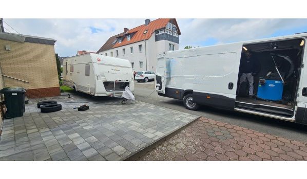 64625 Bensheim, Wymiana opony w przyczepie kempingowej na parkingu
