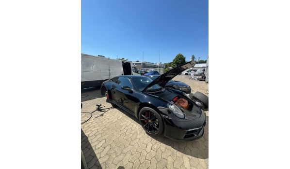 46514 Schermbeck, Wymiana opony w luksusowym samochodzie Lamborghini na parkingu