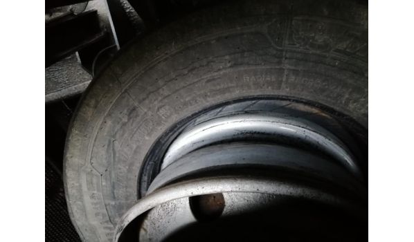 24568 Kaltenkirchen, Wymiana felgi i opony w przyczepie bpw na parkingu