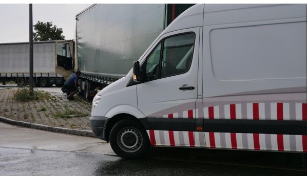 77855 Achern, Wymiana opony przyczepy na parkingu