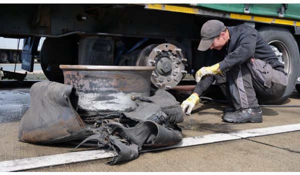 77815 Bühl, wymiana felgi i opony w przyczepie po pęknięciu