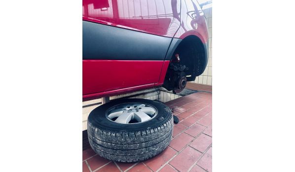 40764 Langenfeld, wymiana koła w Mercedesie osobowym na parkingu