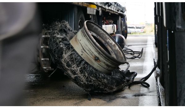 70629 Filderstadt, Wymiana opony przyczepy na parkingu