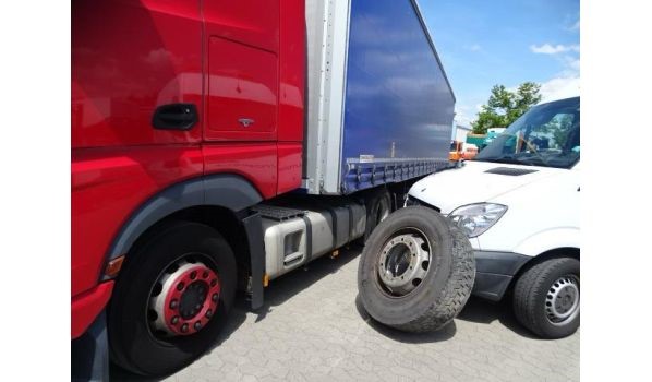 71065 Sindelfingen, mobilny serwis opon dla ciągnika siodłowego z dwoma pękniętymi oponami