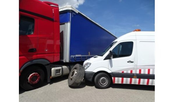 55276 Oppenheim, mobilny serwis opon dla Volvo ciężarówki na pasie awaryjnym