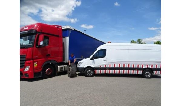 58285 Gevelsberg, Wymiana opony ciężarówki na parkingu