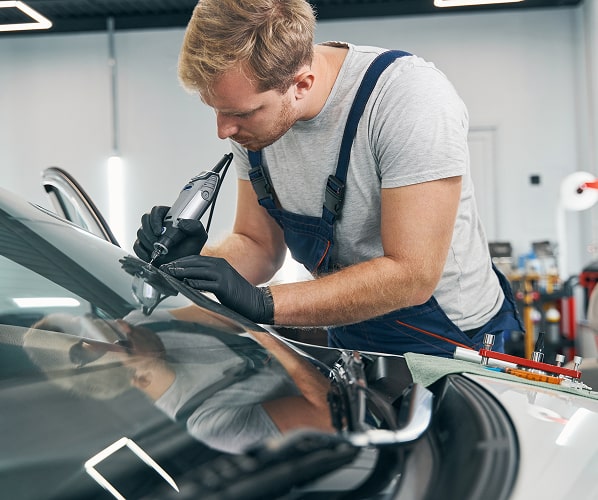 Lengvųjų automobilių priekinio stiklo keitimas Vokietijoje