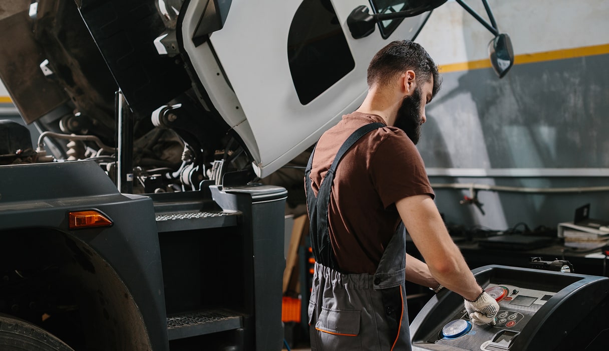 Naprawa i napełnianie klimatyzacji w ciężarówce w Niemczech