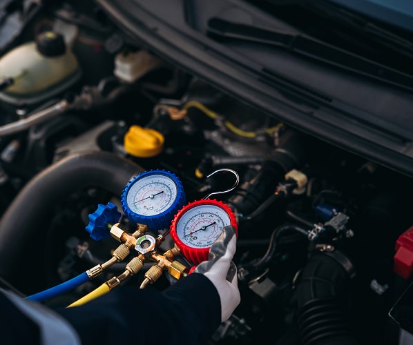 Naprawa i napełnianie klimatyzacji w ciężarówce w Niemczech