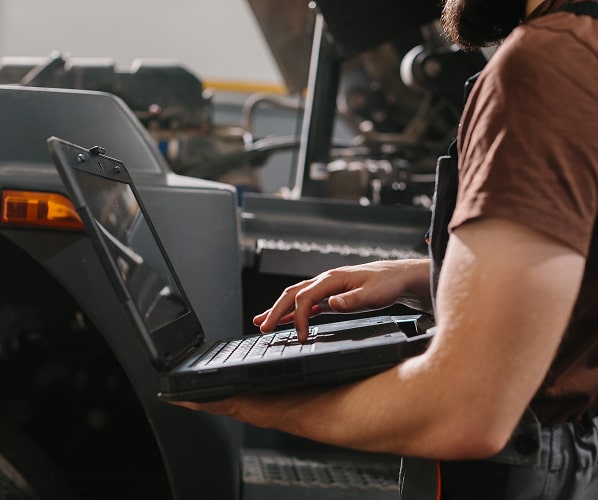 Naprawa i napełnianie klimatyzacji w ciężarówce w Niemczech