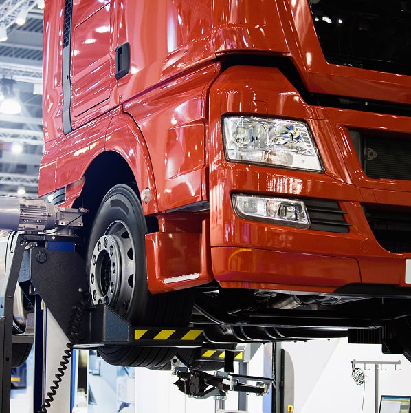 Naprawa i napełnianie klimatyzacji w ciężarówce w Niemczech