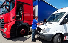 Mobiler AUTOWELT-Mechaniker repariert einen Mercedes Sprinter