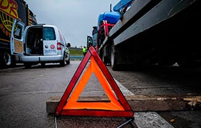 Warndreieck auf der Autobahn – Lkw-Panne auf dem Seitenstreifen