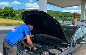 AUTOWELT-Mechaniker überprüft den Motor eines Pkw