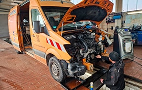 Reparatur eines Transportermotors in der AUTOWELT-Werkstatt