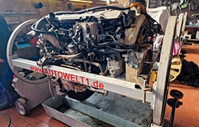 Ausgebauter Lkw-Motor – Komplettüberholung bei AUTOWELT