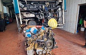 Lkw-Motor auf Prüfstand in der AUTOWELT-Werkstatt